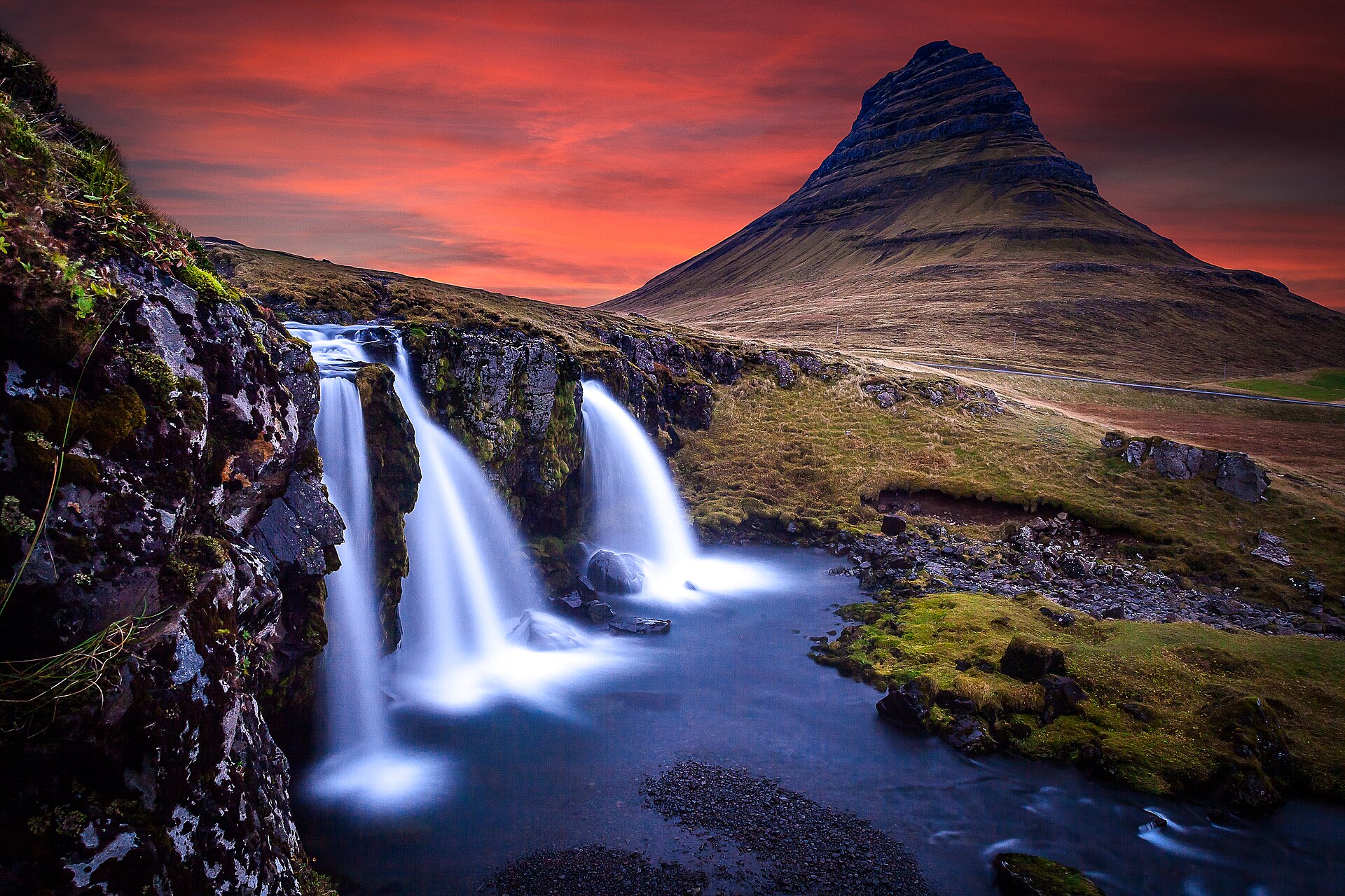 斯奈山半岛 Kirkjufell 与 Kirkjufellsfoss